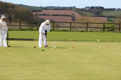 Singles Liz Honey run the golden hoop to win